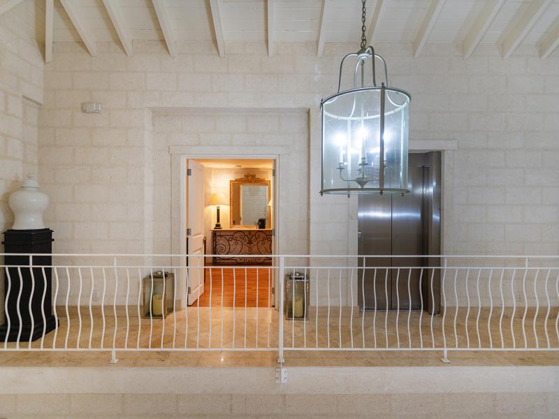 Smugglers Cove Penthouse Apartment 7 , Beachfront villas Barbados , Paynes Bay , St James , West Coast Barbados  